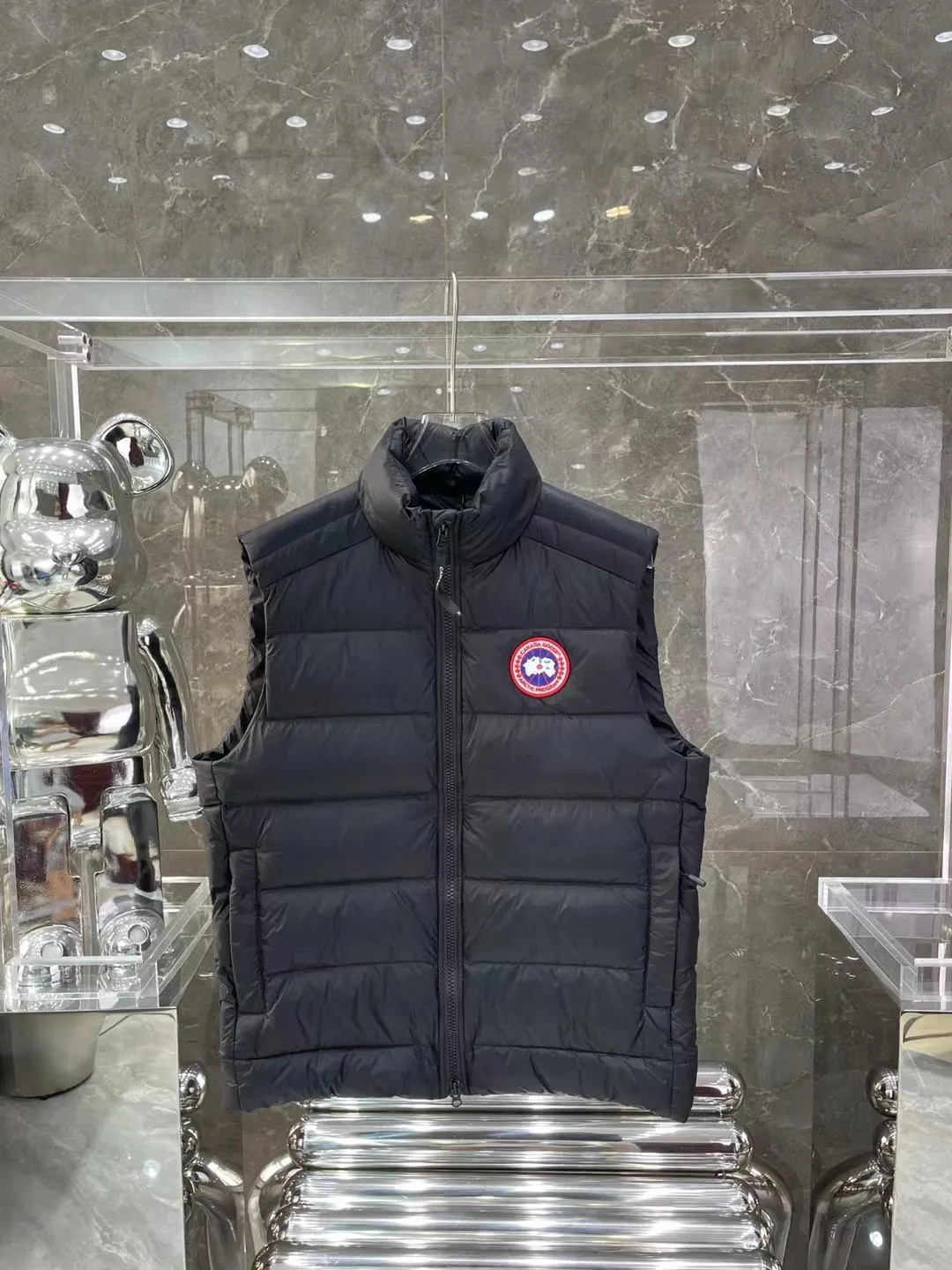 P480 top version Canadian brand vest new model Canada Goose has always been recognized as the warmest down jacket. Various Instagram celebrities, Internet celebrities, and celebrities often wear it for street photos. I make Canada Goose every year, but I still can’t get rid of my love for it. No matter how cold the days are, there is no need to be afraid, because there is! Filled with 90% white duck down, it is the legendary warmest down jacket and is known as a must-have for Arctic outdoor sports! The most popular down jacket in the world, celebrities are rushing to buy it, it is a must-have! Same style for men and women Size: xs ~ xxl